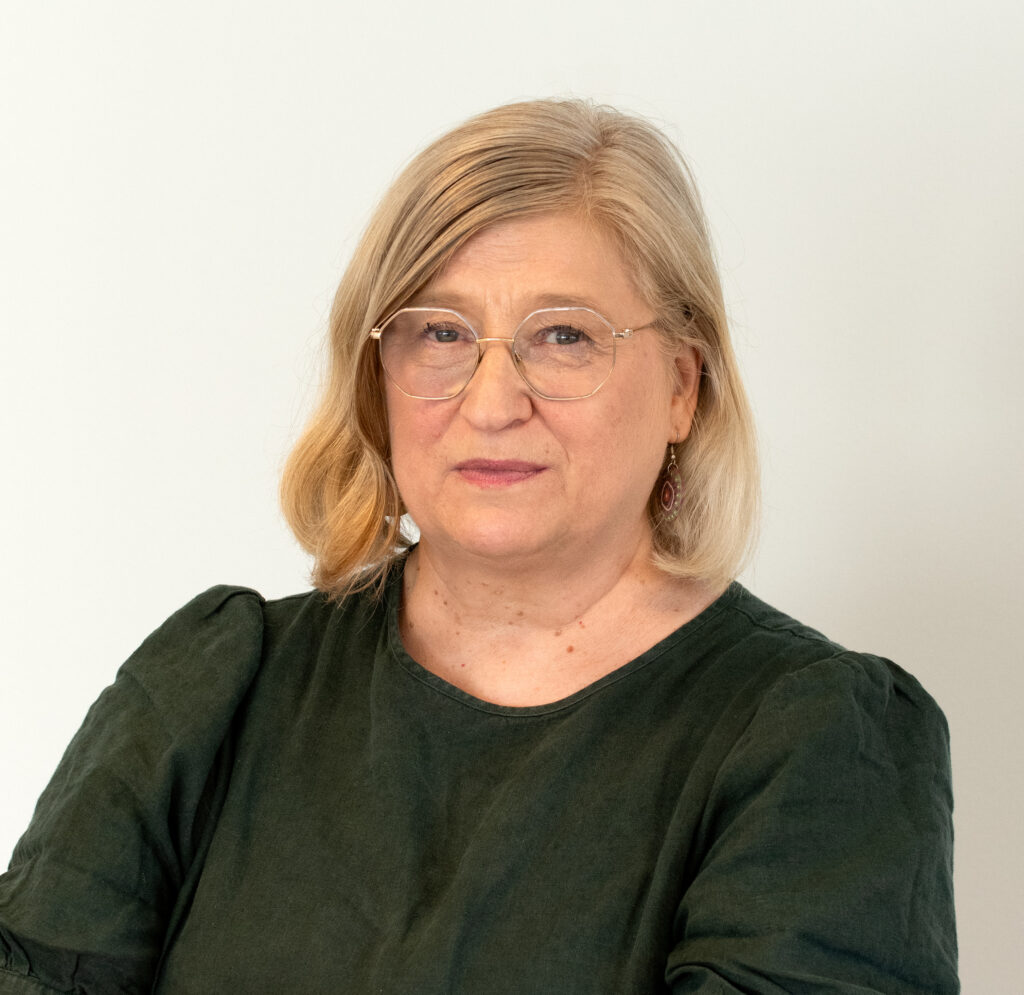 Katse kameraan, siistit vaatteet, ryhdikäs rintakuva