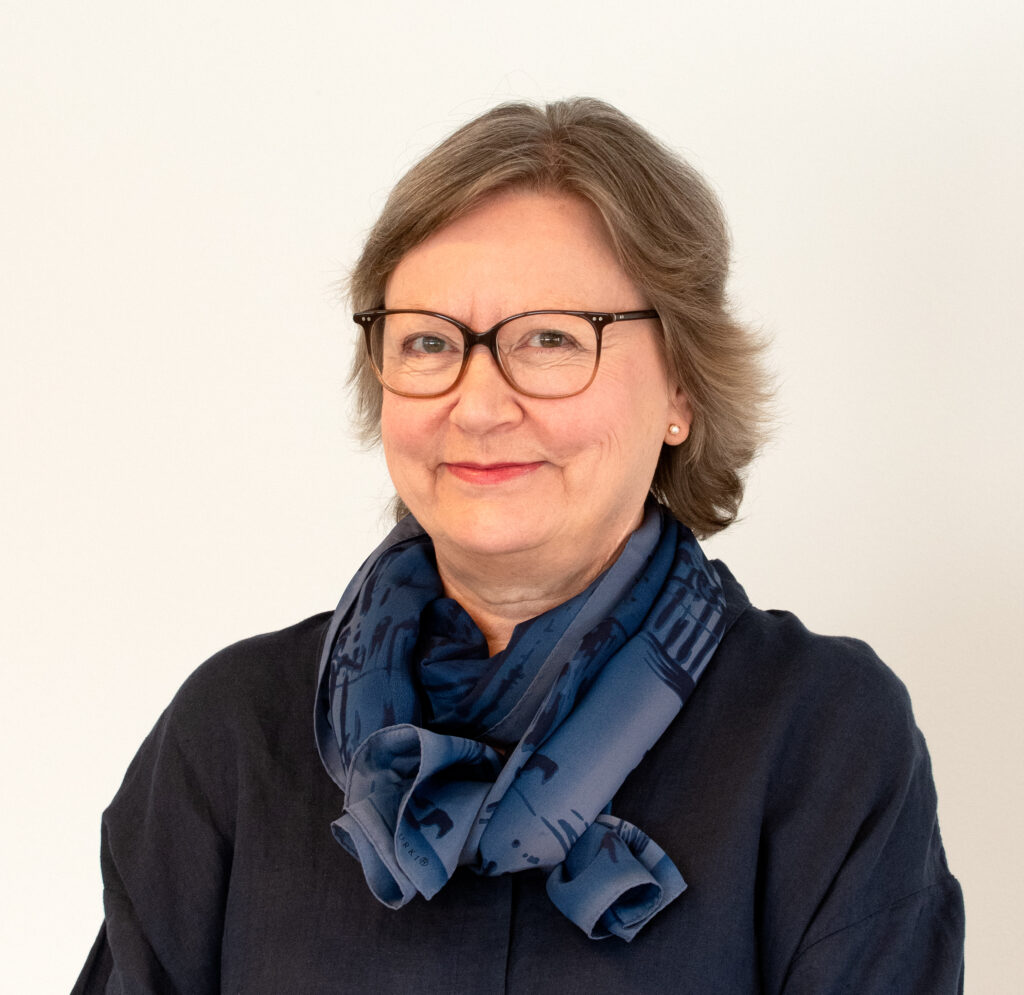 Katse kameraan, siistit vaatteet, ryhdikäs rintakuva