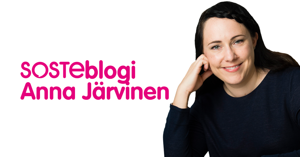 Rintakuvassa hymyilee Anna Järvinen, vieressä lukee hänen nimensä ja sana SOSTEblogi.