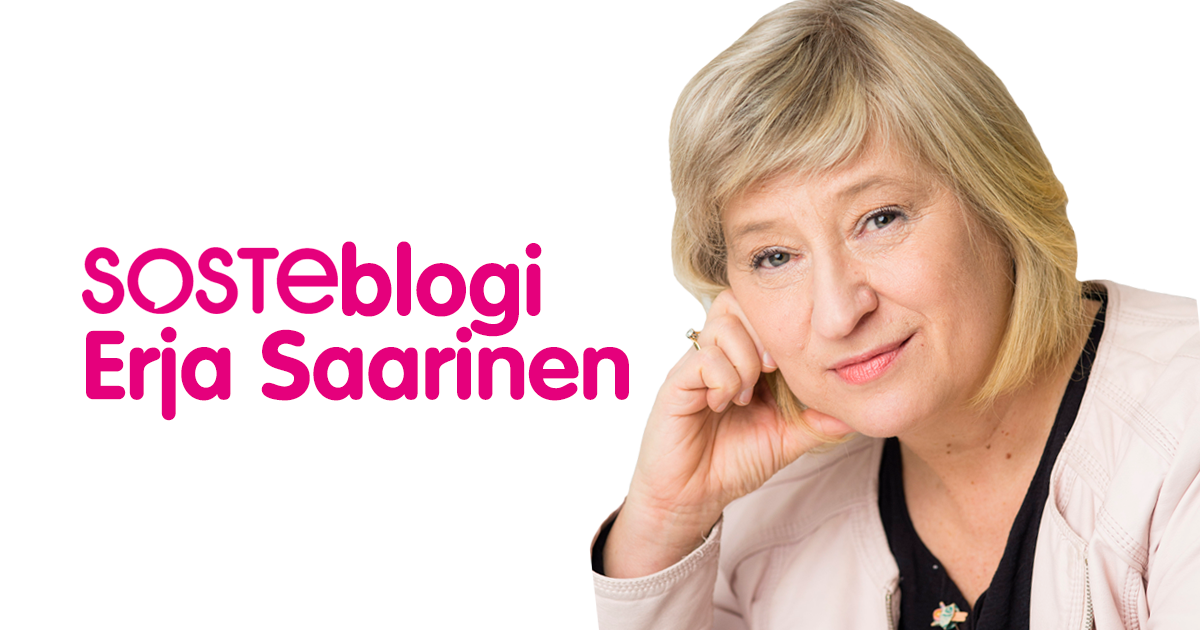 Kasvokuvassa hymyilee Erja Saarinen päätään käteensä nojaten, vieressä lukee hänen nimensä ja sana SOSTEblogi.