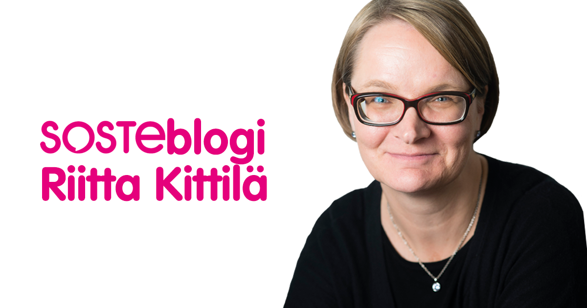 Riitta Kittilä katsoo hymyillen kameraan, vieressä lukee hänen nimensä ja sana SOSTEblogi.