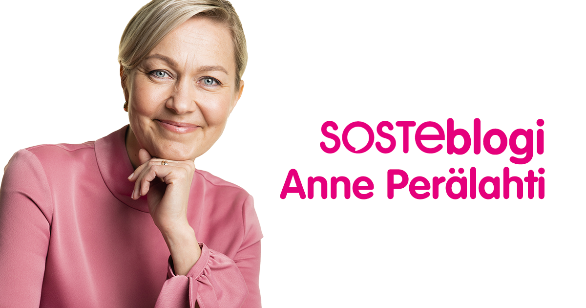 Rintakuvassa hymyilee Anne Perälahti, vieressä lukee hänen nimensä ja sana SOSTEblogi.