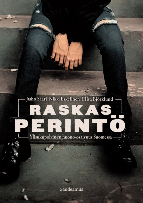 Raskas perintö -kirjan kansi. Juho Saari, Niko Eskelinen, Liisa Björklund. Gaudeamus. Mustiin pukeutunut ihminen istuu likaisilla rappusilla, joilla tupakan tumppeja.