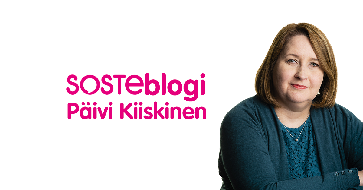 Rintakuvassa hymyilee Päivi Kiiskinen, vieressä lukee hänen nimensä ja sana SOSTEblogi.