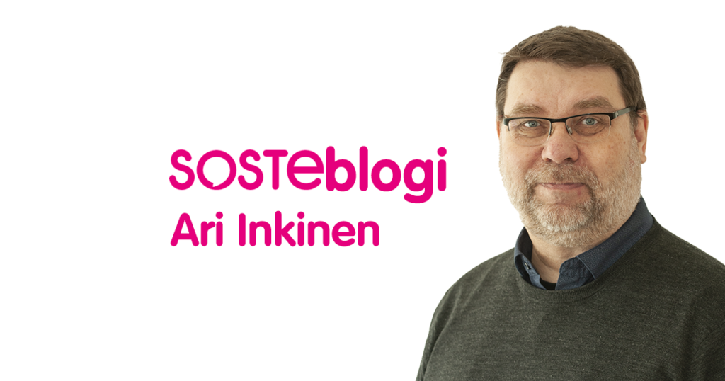 Ari Inkinen katsoo hymyillen kameraan,