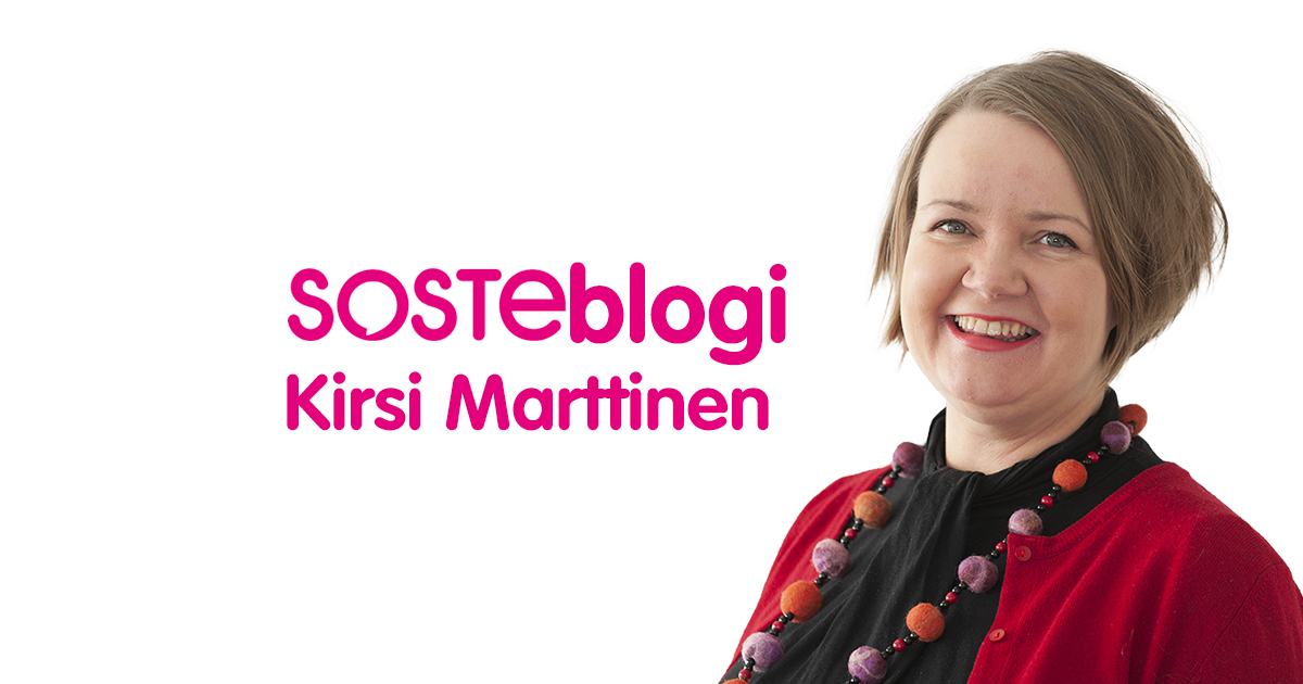 Kirsi Marttinen hymyilee rintakuvassa, vieressä lukee hänen nimensä ja sana SOSTEblogi.