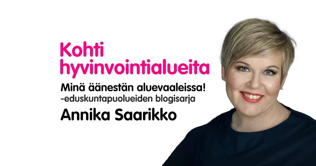 Kuvassa hymyilee Annika Saarikko, vieressä lukee Kohti hyvinvointialueita, minä äänestän aluevaaleissa, eduskuntapuolueiden blogisarja.