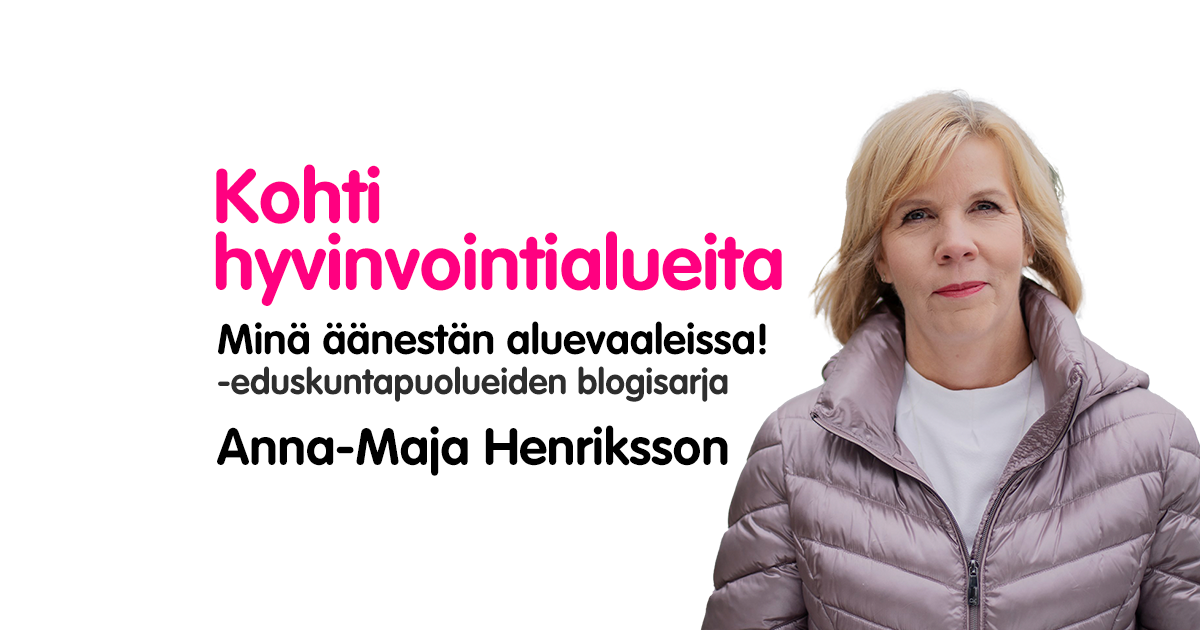 Rintakuvassa hymyilee Anna-Maja Henriksson, vieressä lukee Kohti hyvinvointialueita, minä äänestän aluevaaleissa, eduskuntapuolueiden blogisarja.