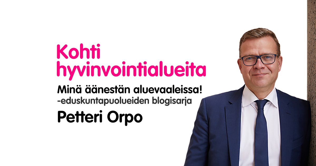 Rintakuvassa hymyilee pylvästä vasten nojaava Petteri Orpo, vieressä lukee Kohti hyvinvointialueita, minä äänestän aluevaaleissa, eduskuntapuolueiden blogisarja.