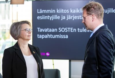 SOSTEn puheenjohtaja Eija Koivuranta ja pääsihteeri Vertti Kiukas keskustelemassa SOSTEn 10-vuotisjuhlissa 14.9.2021 Musiikkitalolla