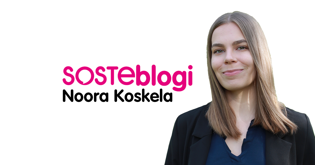 Rintakuvassa hymyilee Noora Koskela, vieressä lukee hänen nimensä ja sana SOSTEblogi.