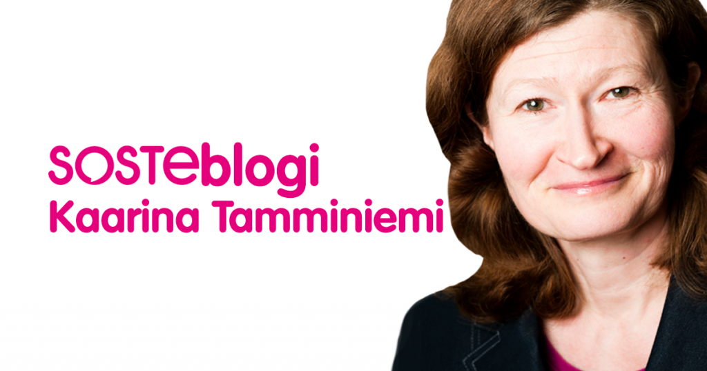 Kasvokuvassa hymyilee Kaarina Tamminiemi, vieressä lukee hänen nimensä ja sana SOSTEblogi.