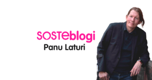 Panu Laturi on kirjoittanut SOSTEblogin. Hän nojaa kyynärvarttaan kaiteeseen, toisessa kädessä on kyynärsauva.