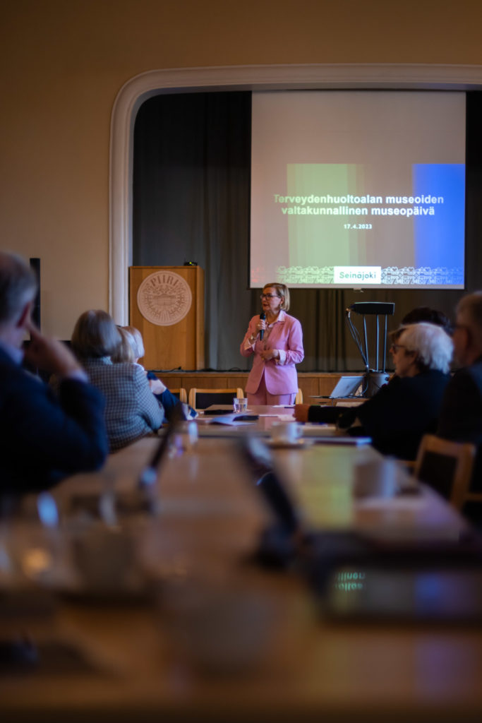 Etelä-Pohjanmaan hyvinvointialueen aluevaltuuston puheenjohtaja Paula Risikko toivottaa museoseminaarin osanottajat tervetulleiksi Seinäjoelle.