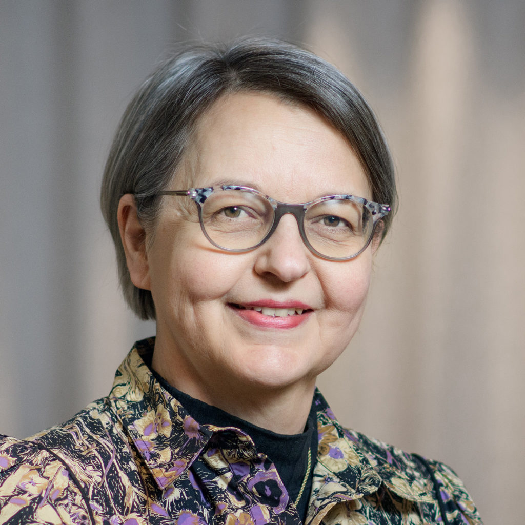 Eija Koivurannan rintakuva, jossa hän katsoo kameraan ja hymyilee