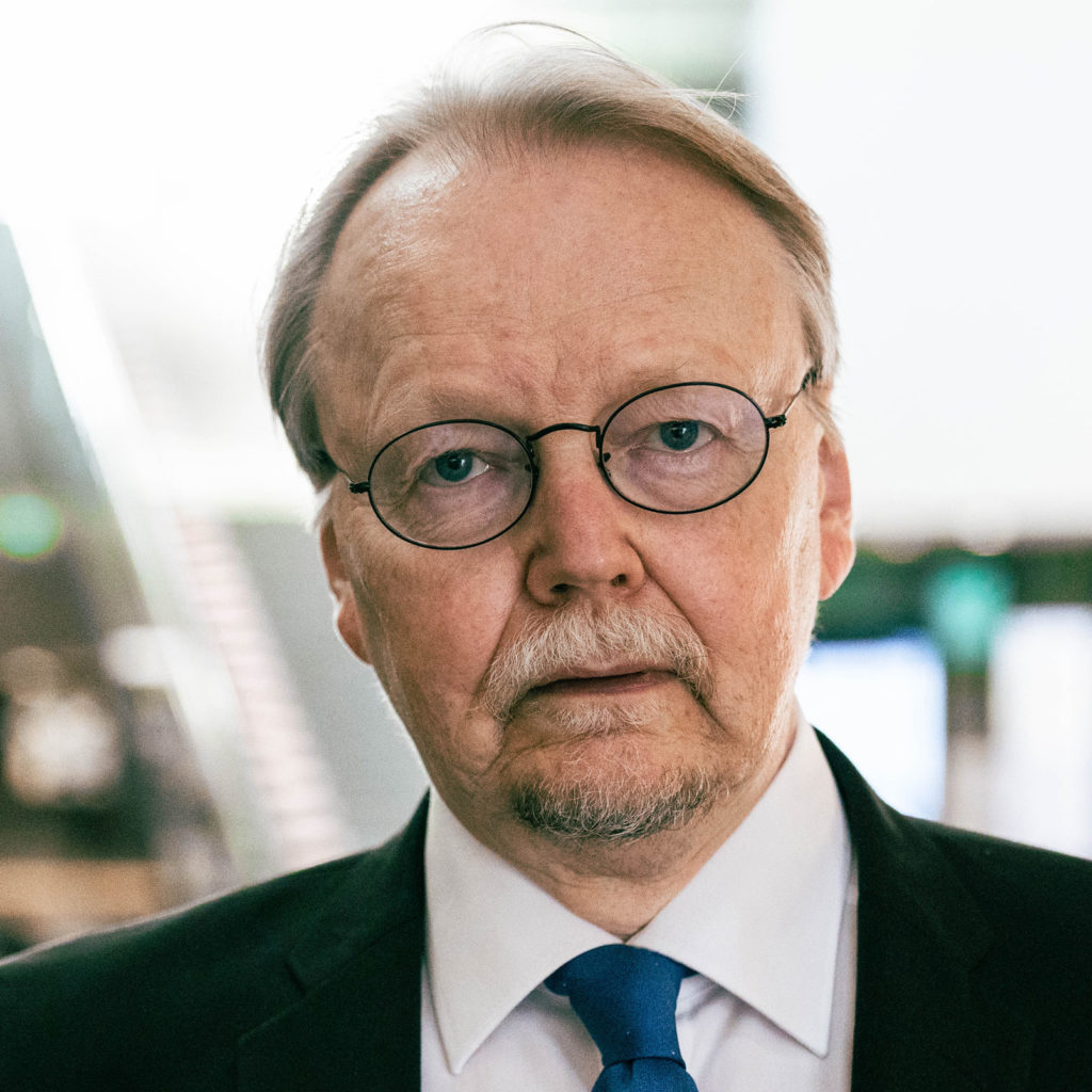 Kari Mäkisen rintakuva, jossa hänellä on päällä puku