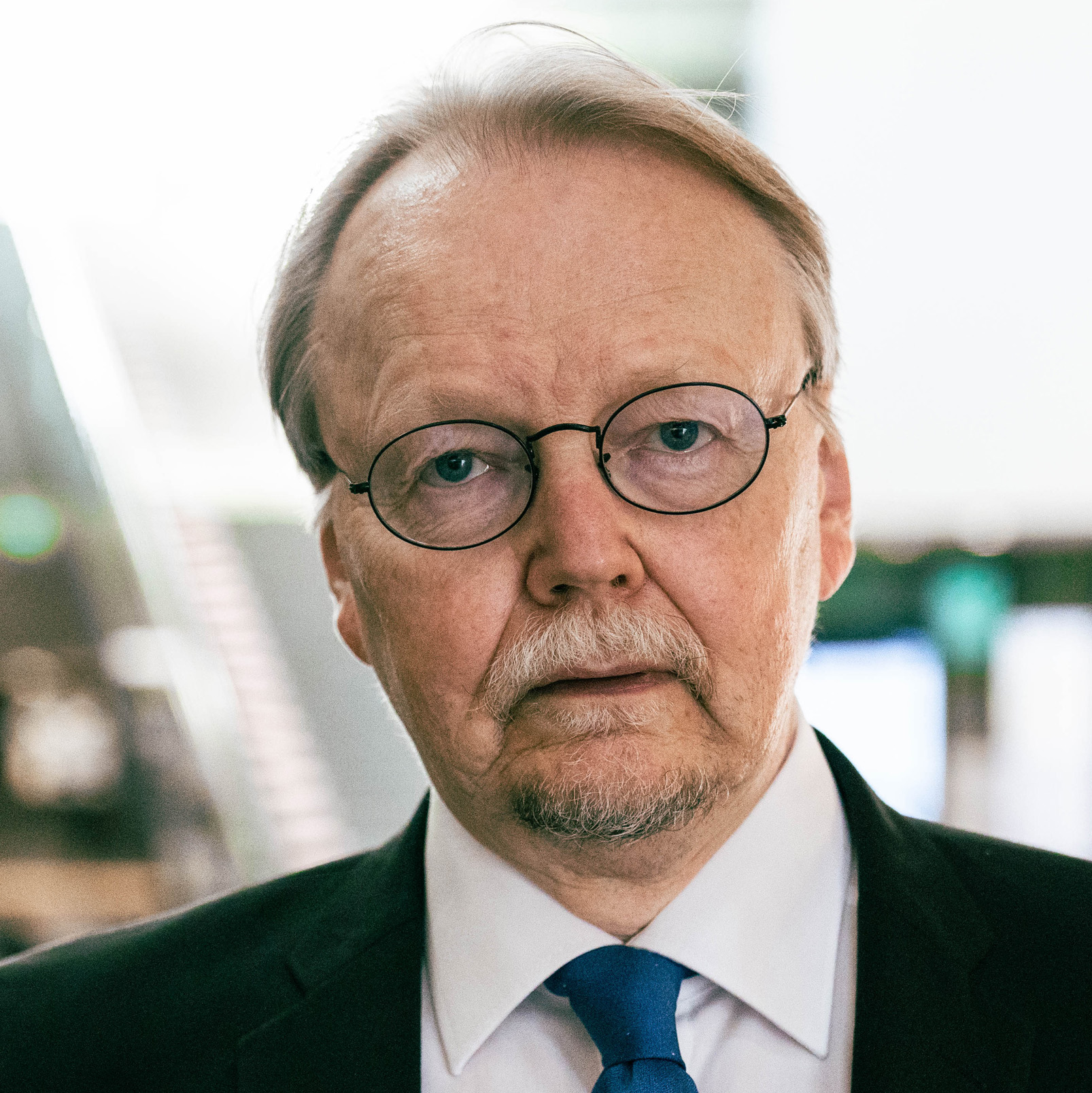 Kari Mäkisen rintakuva, jossa hänellä on päällä puku