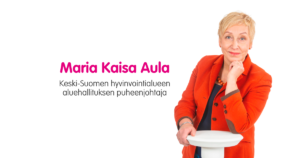 Keski-Suomen hyvinvointialueen aluehallituksen puheenjohtaja Maria Kaisa Aula nojaa päätään käteensä ja katsoo kameraan.