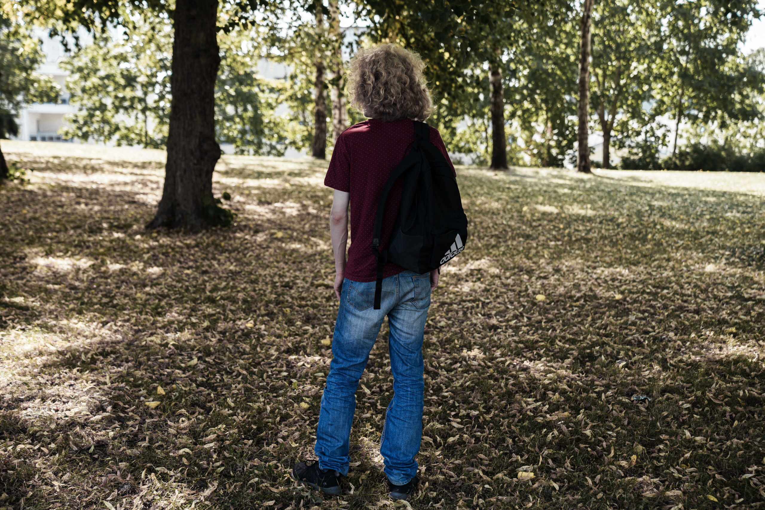 Kuvituskuva: nuouri ihminen seisoo metsässä, apea tunnelma
