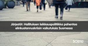 Valokuvassa ihmisiä kävelemässä kadulla ja kuvan päällä teksti Järjestöt: Hallituksen leikkauspolitiikka pahentaa elinkustannuskriisin vaikutuksia Suomessa. Oikeassa alareunassa SOSTEn valkoinen logo.