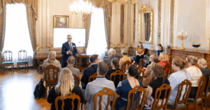 Pääministeri Petteri Orpo ja Kansalaisyhteiskuntapolitiikan neuvottelukunnan keskustelutilaisuuden osallistujia 4. kesäkuuta 2025. Kuvaaja: oikeusministeriö.