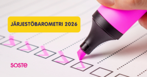 Pinkillä yliviivaustussilla ruksitetaan valintaruutuja valkoisella paperilla. Alareunassa SOSTEn logo ja ylempänä keltaisella pohjalla teksti järjestöbarometri 2026.
