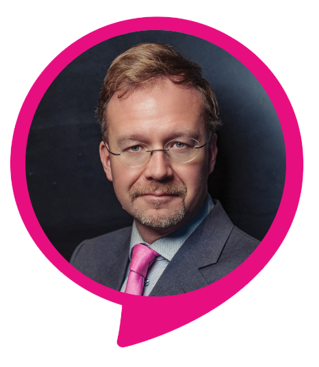 Vertti Kiukas rintakuvassa puku päällä puhekuplan sisässä