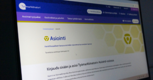 Työmarkkinatorin etusivu läppärin ruudulla.