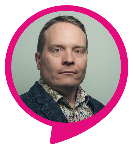 Henkilö katsoo suoraan kameraan, kirjoittajakuva