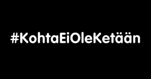 Mustalla pohjalla valkoisella fontilla aihetunniste KohtaEiOleKetään.