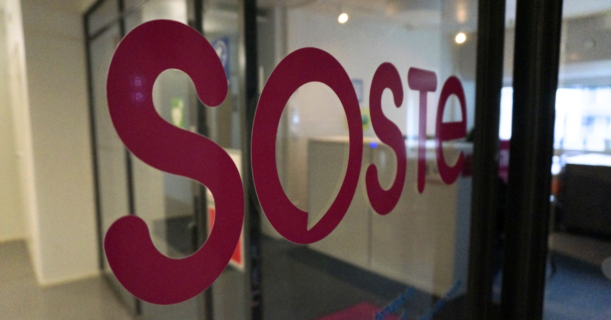 Sosten pinkki logo lasisessa ovessa, joka on auki.